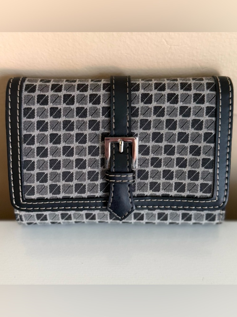 NINE & COMPANY BLACK AND GRAY TRIFOLD WALLET SNAP CLOSE BUCKLE ACCENT NWOT